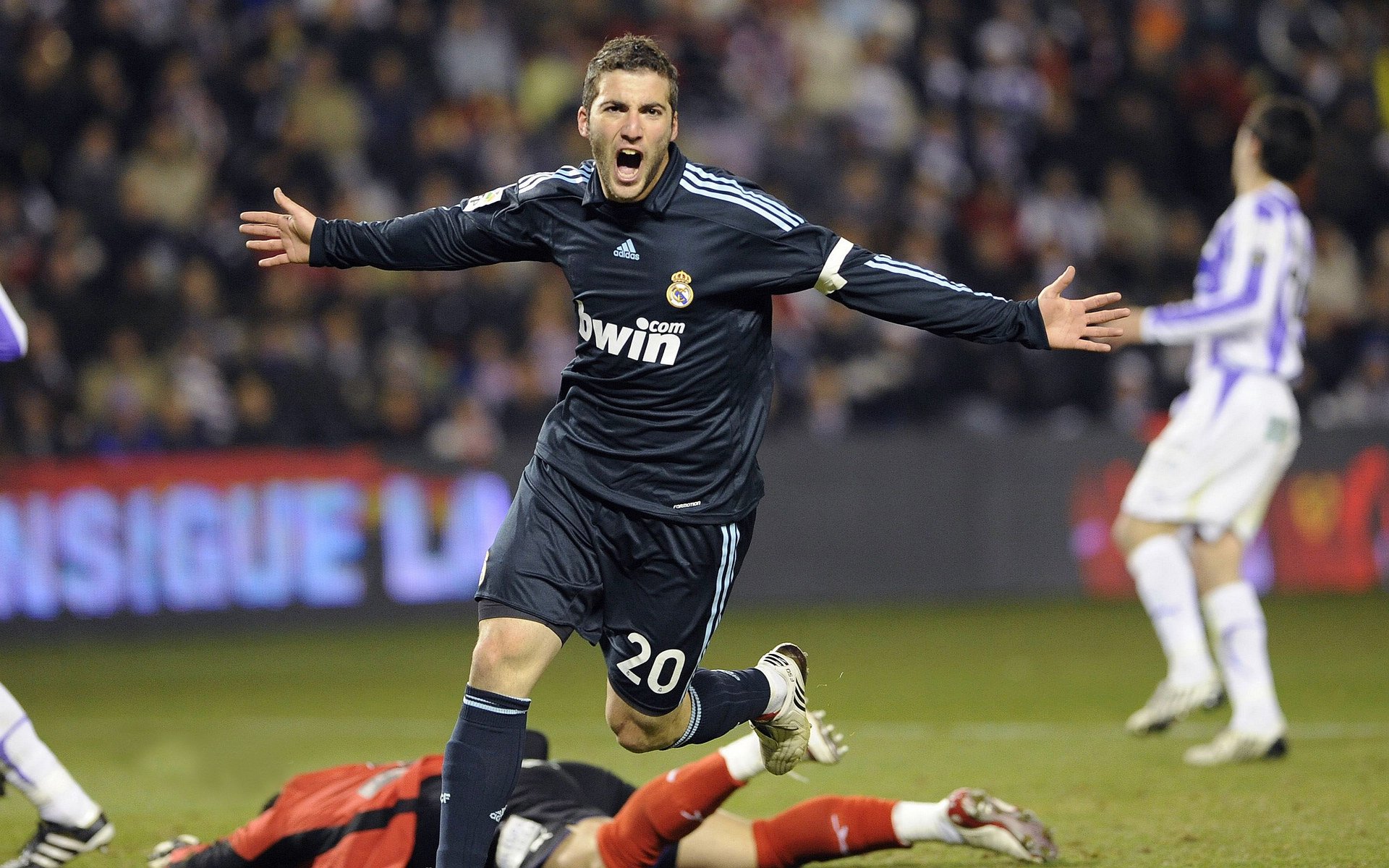 威廉姆斯奇迹之夜,拉塞尔统治全场,翻盘红牛改写F1格局